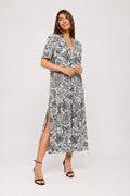 Vestido Midi escote pico estampado fondo negro cachemir blanco