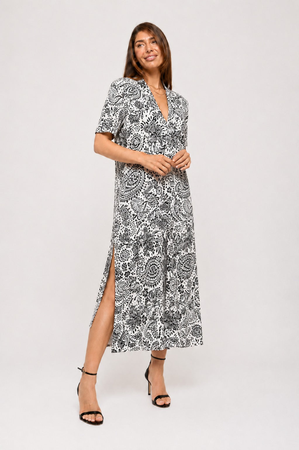 Vestido Midi escote pico estampado fondo negro cachemir blanco