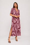 Vestido Midi escote pico estampado fondo granate dibujo rosa