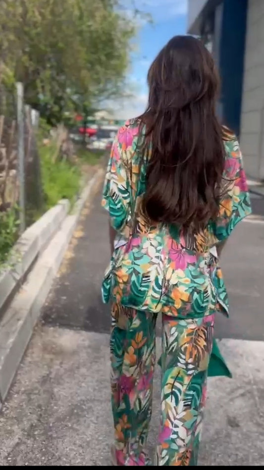 Conjunto cremallera de licra fría estampado selva verde