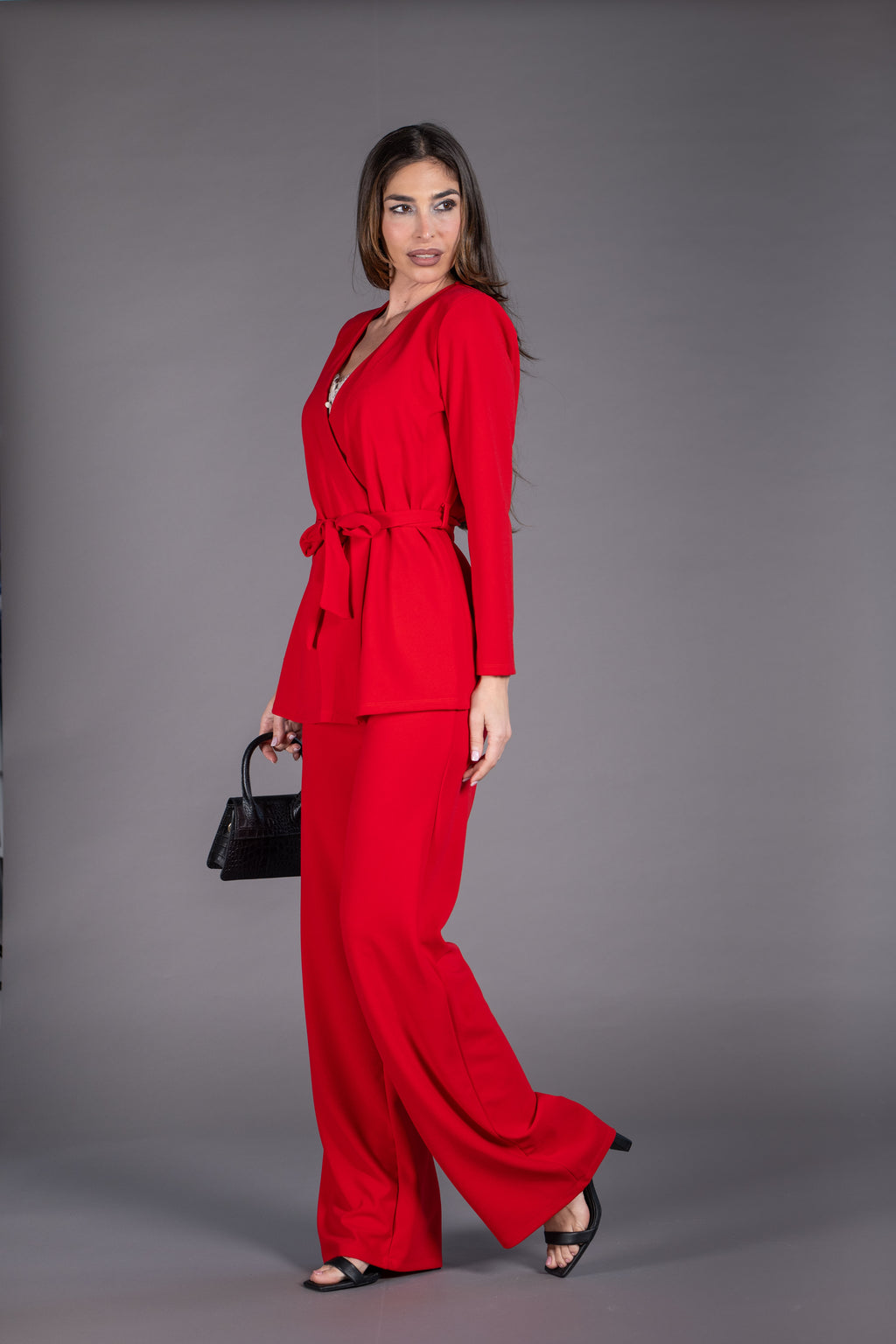 Traje de pantalón y chaqueta cruzada con cinturón color rojo