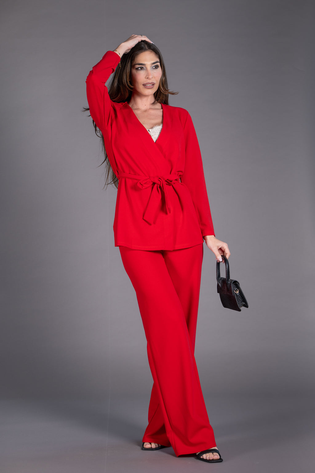 Traje de pantalón y chaqueta cruzada con cinturón color rojo