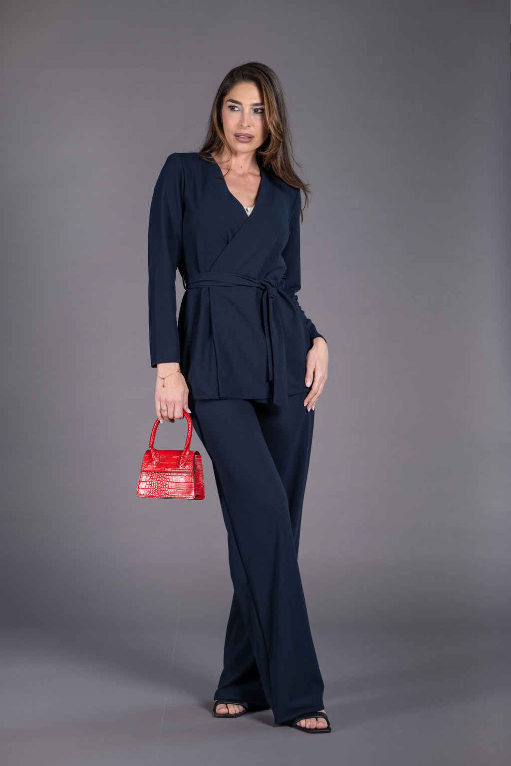 Traje de pantalón y chaqueta cruzada con cinturón color marino