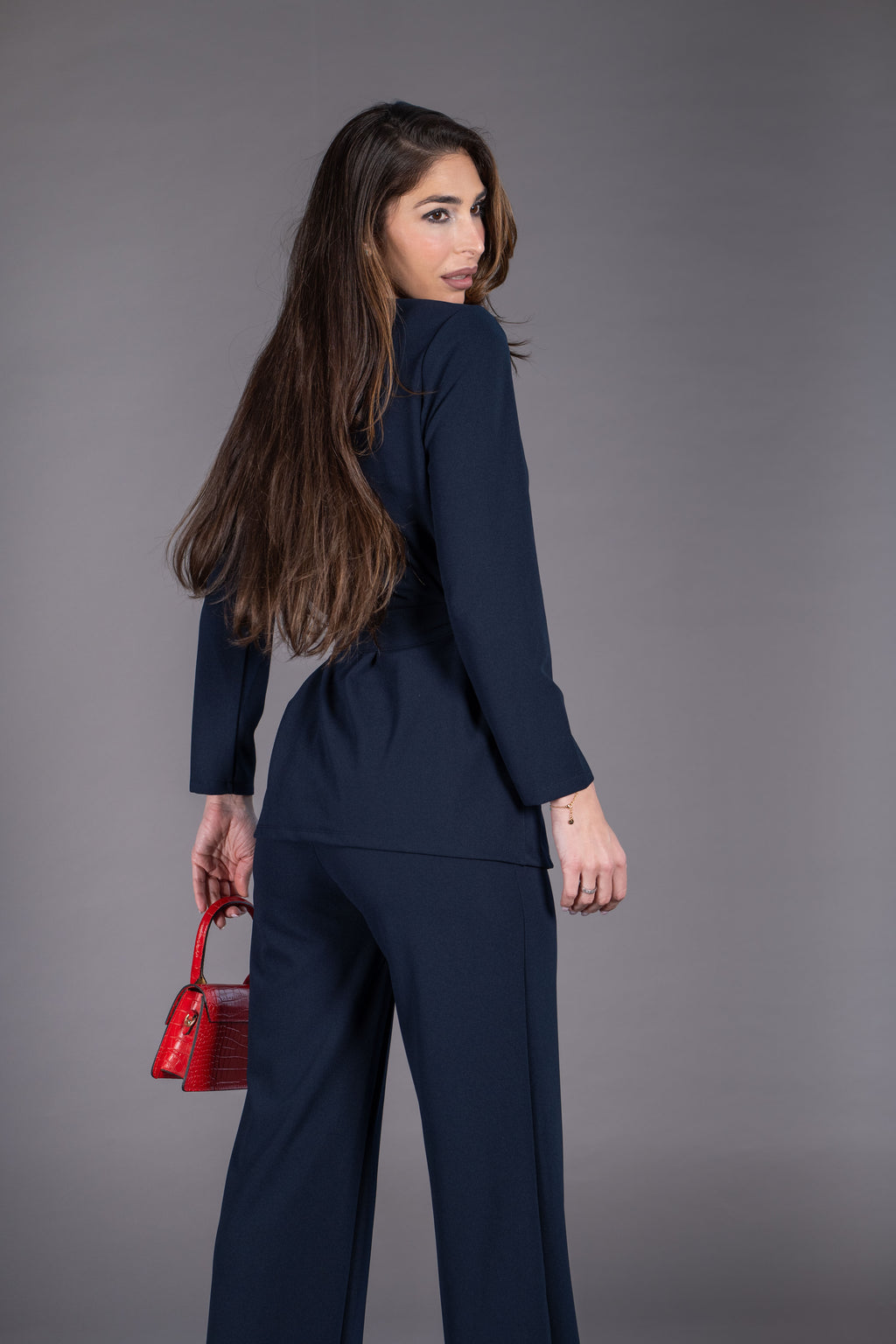 Traje de pantalón y chaqueta cruzada con cinturón color marino