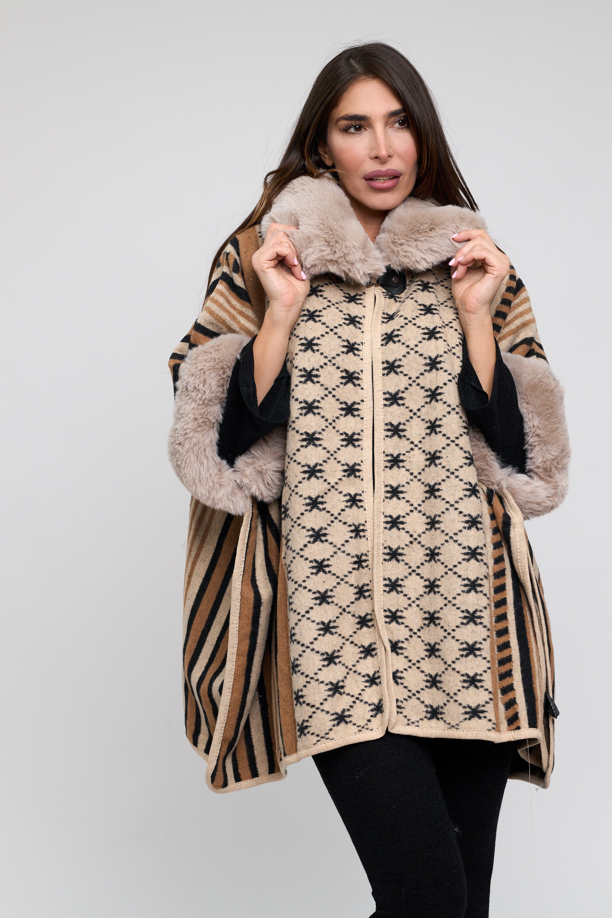 Capa de rayas con cuello de pelo. Cierre en la parte superior