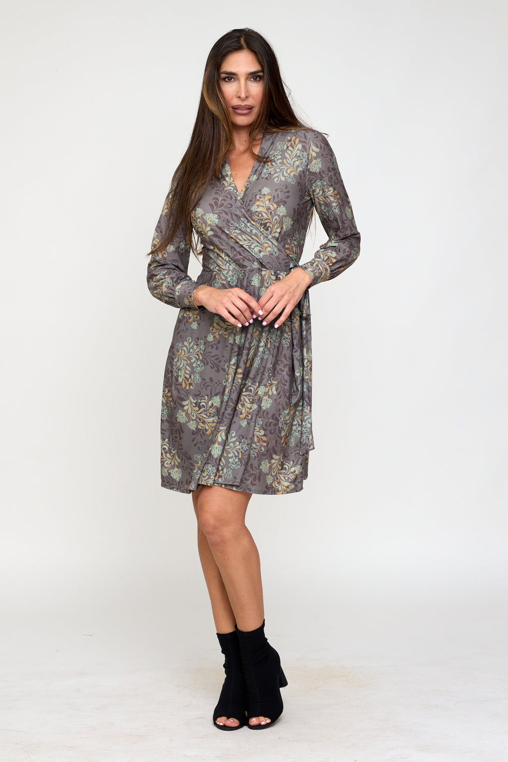 Vestido corto falda cruzada estampado fondo taupe