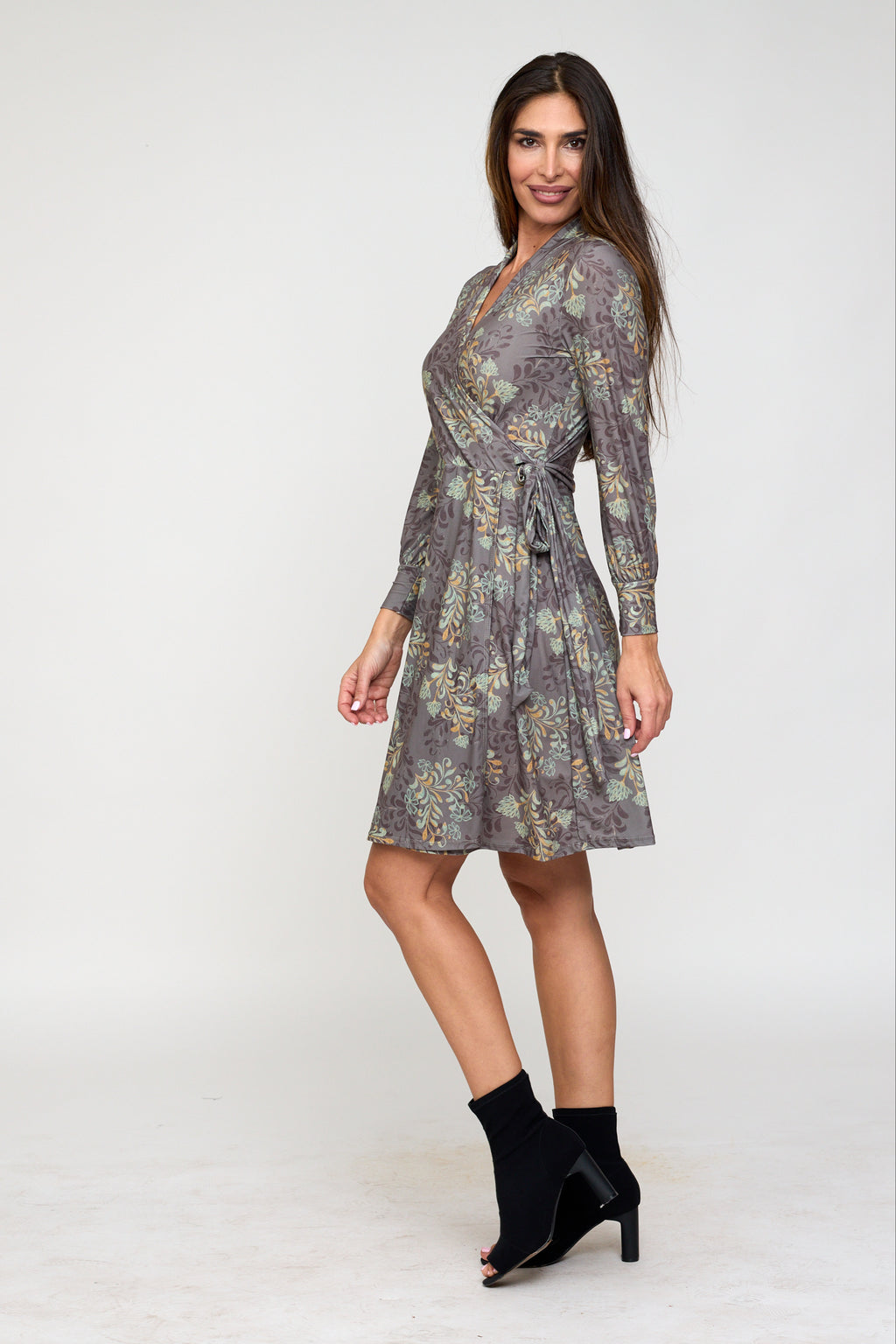 Vestido corto falda cruzada estampado fondo taupe