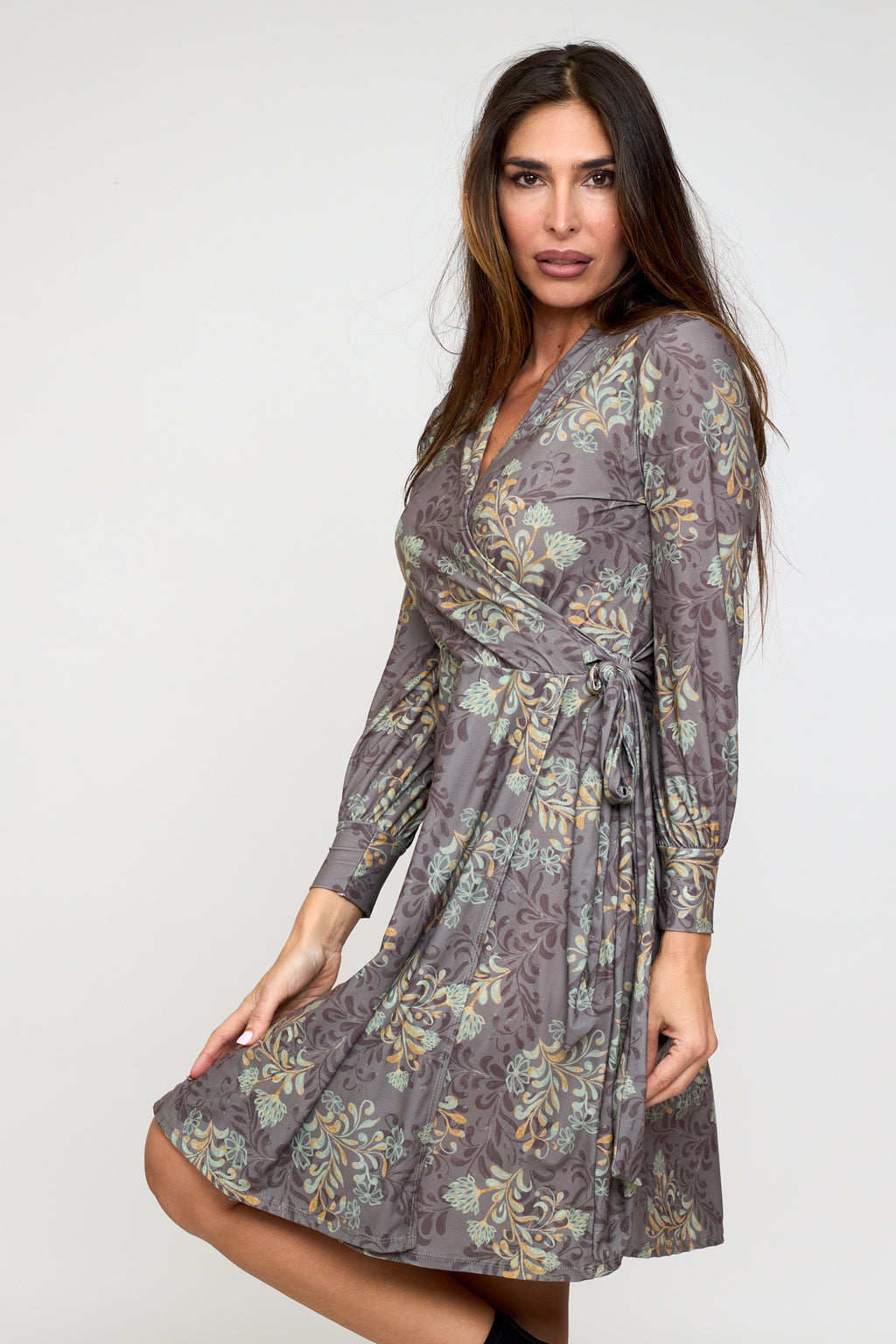 Vestido corto falda cruzada estampado fondo taupe