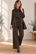Conjunto de punto con pantalón y bufanda”.